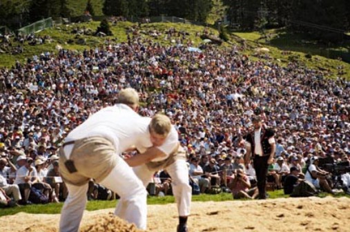 Zwei Schwinger auf der Schwägalp am Schwingen. Deux lutteurs en action à la fête de lutte suisse du Schwägalp. Due atleti di lotta svizzera in azione sulla Schwägalp.